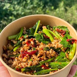 ข้าวคะน้าพริกแห้ง