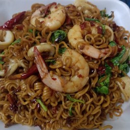 ผัดมาม่ากะเพรากุ้ง