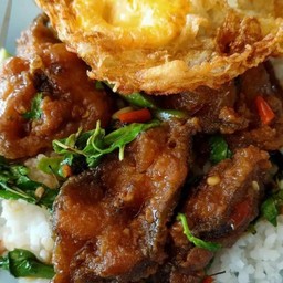 กระเพราปลาดุกทอดกรอบราดข้าวไข่ดาว