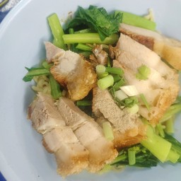 บะหมี่เกี๊ยวหมูกรอบ