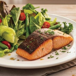 แซลมอนย่าง กับสลัดผัก