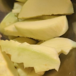 ป้าราตรี(ผลไม้สดปอกพร้อมทาน) ตลาดอินดี้ดาวคะนอง