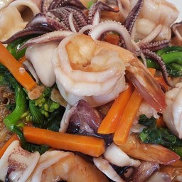 ราดหน้าเส้นหมี่ทะเล