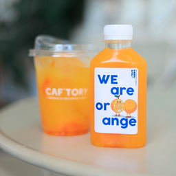 น้ำส้มสด ที่คั้นสดจากส้มเขียวหวาน ผสมส้มสายน้ำผึ้ง สดชื่น ได้วิตามินซี