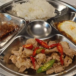 ข้าวหมูผัดกระเทียมพริกสด