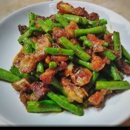 ข้าวราดผัดพริกแกงไก่ใส่ถั่วฝักยาว + ไข่ดาว