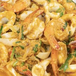 กุ้งหมึกผัดผงกะหรี่