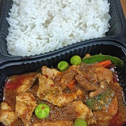 ข้าวแพนง ไข่ดาว (เลือกเนื้อสัตว์)