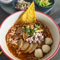 เส้นใหญ่ต้มยำ