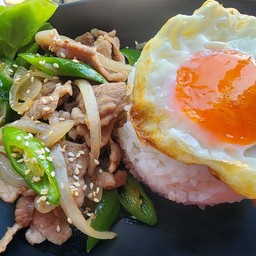 ข้าวหมูผัดพริกอ่อน