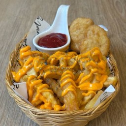เฟรนช์ฟราย+นักเก็ต : French fries with Chicken nuggets