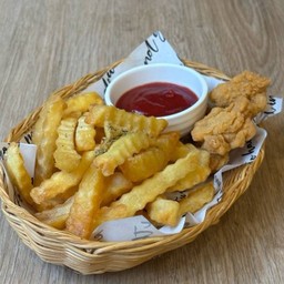 เฟรนช์ฟราย+ไก่ป็อป : French fries with Chicken pop