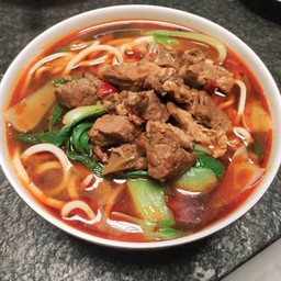 招牌香辣牛肉面 (ก๋วยเตี๋ยวเนื้อ)