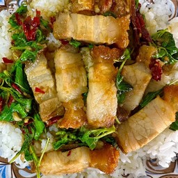 กระเพราหมูกรอบราดข้าว