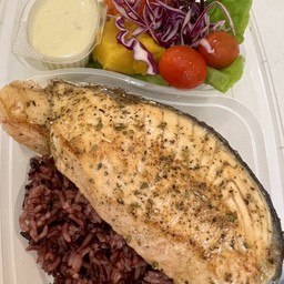 ข้าวหน้าสเต็กปลา แซลมอน (𝐒𝐚𝐥𝐦𝐨𝐧 𝐬𝐭𝐞𝐚𝐤 𝐰𝐥𝐭𝐡 𝐫𝐢𝐜𝐞𝐛𝐞𝐫𝐫𝐲 𝐫𝐢𝐜𝐞))