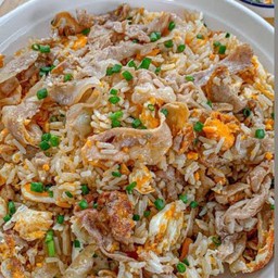 ข้าวผัดคั่วกระทะเหล็กหมูหมักนุ่ม (ฟรีพริกน้ำปลา3รส)
