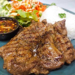 สเต็กหมูลักกี้ เสิร์ฟพร้อมข้าวสวย น้ำจิ้มแจ่ว /ส้มตำไทย