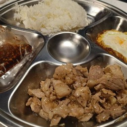 ข้าวหมูสับผัดกระเทียมพริกไทย