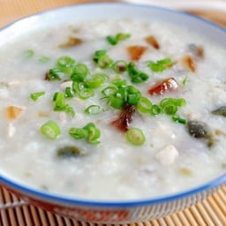 经典皮蛋瘦肉粥 (โจ๊กหมูและไข่เยี่ยวม้า)