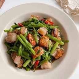 ผัดผักบุ้งหมูกรอบ ราดข้าว