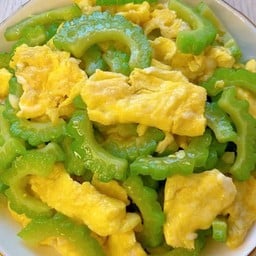 苦瓜炒鸡蛋 (มะระผัดไข่)
