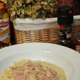 สปาเก็ตตี้ไวท์ซอสแฮม