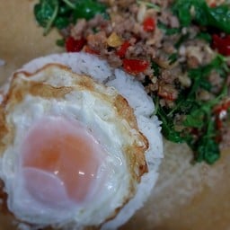 กะเพาหมูสับราดข้าว ไข่ดาว