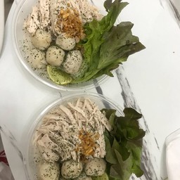(โปรพิเศษ)หมี่ไก่ฉีก&ลูกชิ้นรสออริจินัล 2 ถ้วย