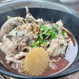 ก๋วยเตี๋ยวน้ำตก เฮียกอล์ฟ (อ๊วน อ้วน)