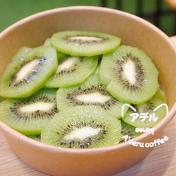 กีวี่ ผลไม้สดปอกพร้อมทานครับ