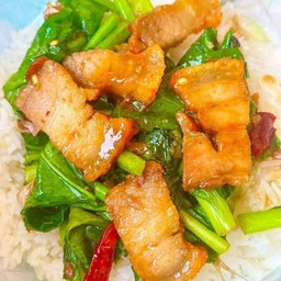 คะน้าหมูกรอบราดข้าว