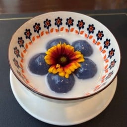 บัวลอยอัญชันมะพร้าวอ่อน