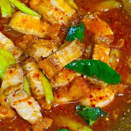 พริกแกงหมูกรอบราดข้าว