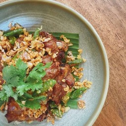 กระดูกหมูทอดกระเทียม