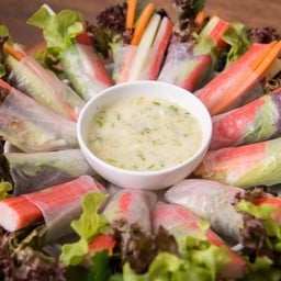 สลัดโรลเลือกไส้ได้ซอสขาวกับซีฟู้ด