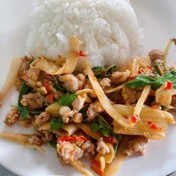 กะเพราหมูสับหน่อไม้ดอง