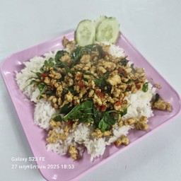 กะเพราหมูสับราดข้าว