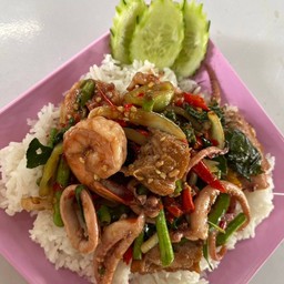 กะเพราทะเลราดข้าว