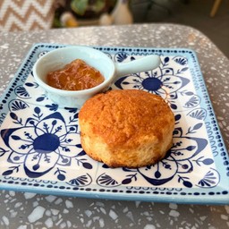 สโคนเนยสดน้ำผึ้งพร้อมแยม