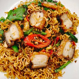 ผัดมาม่าขี้เมาหมูกรอบ