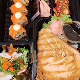 เซ็ตเบนโตะข้าวแซลมอนย่างซีอิ้ว+แคลิฟอเนียโรล