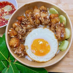 ข้าวหมูกรอบทอดกระเทียม ไข่ดาว
