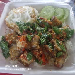 กะเพราหมูกรอบราดข้าว