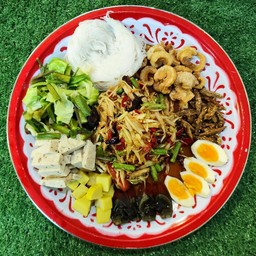 ตำถาด หมูยอ ไข่ต้ม หอยเชอรี่ ปลากรอบ ขนมจีนผักลวก แคบหมู และเครื่องเคียงครบชุด