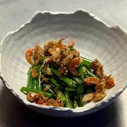 ดอกหอมผัดน้ำพริกกุ้งเสียบ