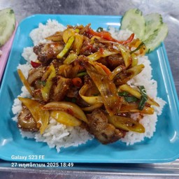 หมูกรอบผัดพริกเผาราดข้าว