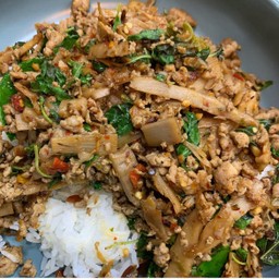 ข้าวผัดกระเพราหมูใส่หน่อไม้ดอง