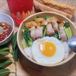ข้าวคะน้าหมูกรอบ ไข่ดาว