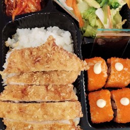 เซ็ตเบนโตะข้าวหมูทอด+แคลิฟอเนียโรล