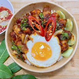 ข้าวหมูกรอบผัดน้ำพริกเผา ไข่ดาว